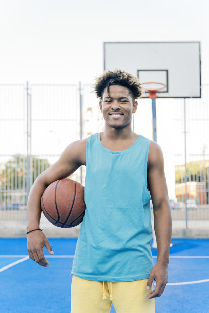 一个快乐的篮球运动员看着相机的肖像图片下载