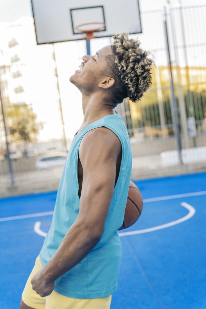 一个快乐的篮球运动员的肖像图片下载