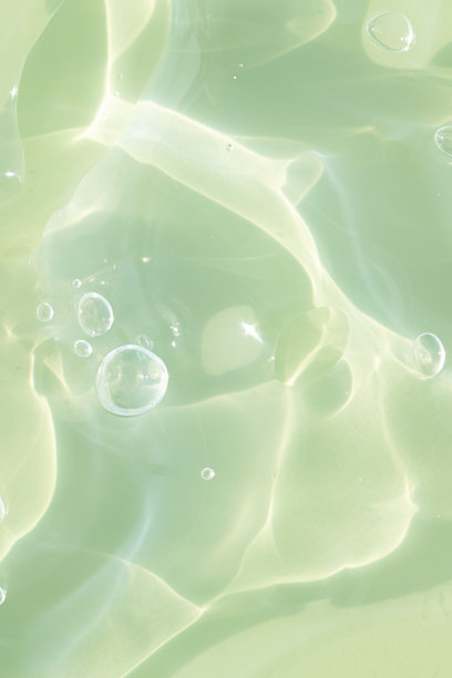 带有透明质酸的绿色凝胶或精华液，用于面部。带有氧气气泡的化妆品透明液体面霜。健康和美丽的概念。洗手液、病毒保护。图片下载