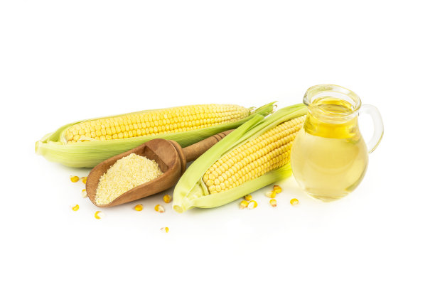 玉米油和玉米粉与新鲜玉米芯隔离在白色背景，玉米食品成分概念图片下载