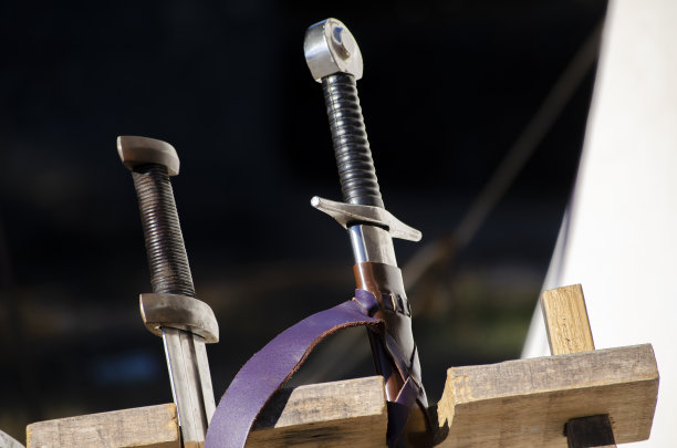 在历史重演节上作为道具的中世纪剑图片下载