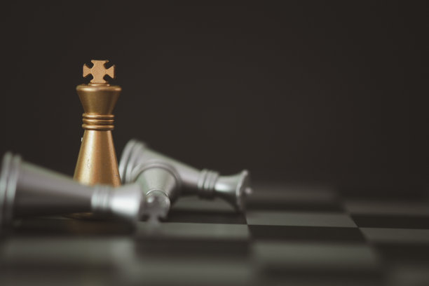 在国际象棋棋盘上，金骑士战胜银棋成为最后的胜利者。图片下载