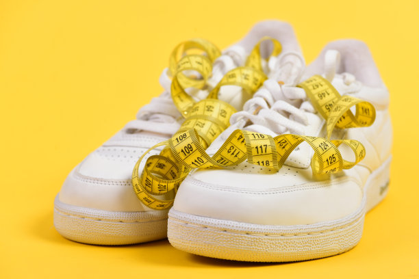 厘米黄色卷在白色运动鞋上图片下载