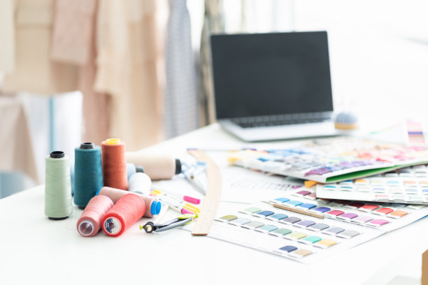多种颜色的线，颜色样品选择面料纺织品在裁缝店的桌子上。时尚、制衣的概念图片下载