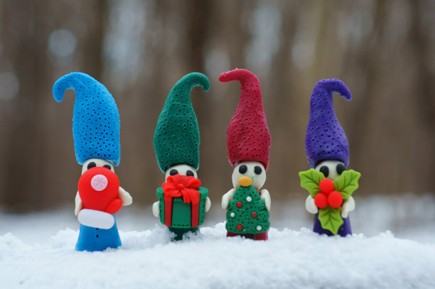 四个小矮人，手里拿着圣诞装饰品。图片下载