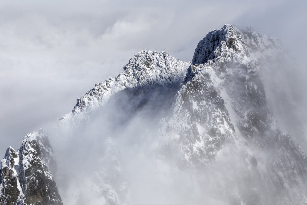 戏剧性，岩石，雪山山脊之间的雾和云，高塔特拉斯，Lomnicky峰，斯洛伐克，欧洲阿尔卑斯山。图片下载