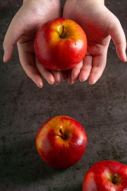 苹果在一个戏剧性的低调概念与黑暗的背景在各种角度图片下载