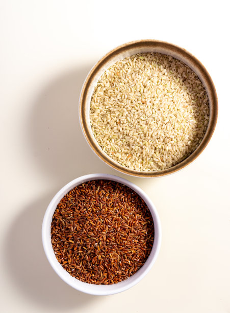 白色背景碗中未煮的什锦米饭，顶视图图片下载