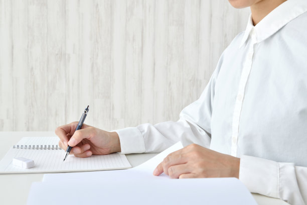 一个女人独自在客厅学习图片下载