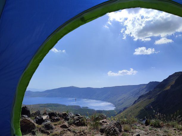 在露营帐篷里休息，欣赏美丽的风景图片下载