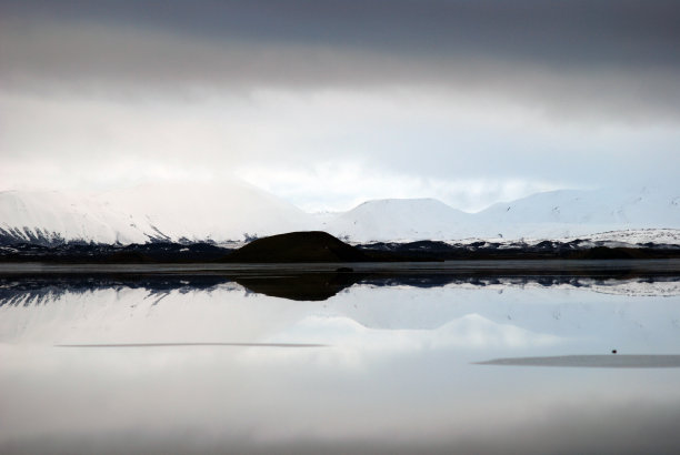 湖上山脉的倒影图片下载