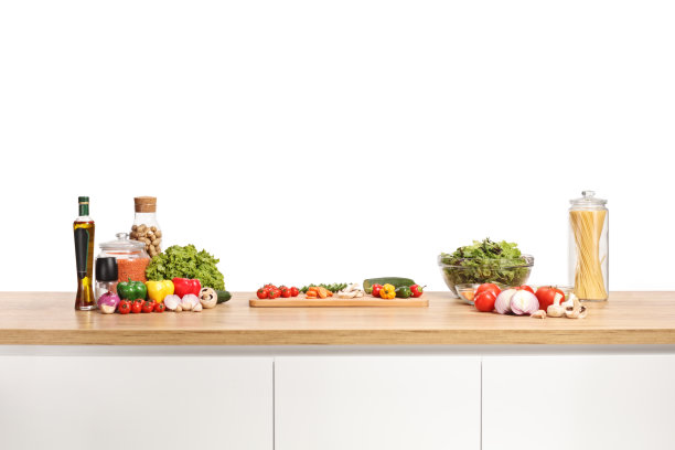 厨房木柜台上放着新鲜蔬菜和砧板图片下载