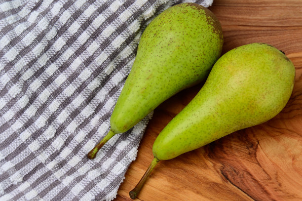 两个梨在布和木头的背景图片下载