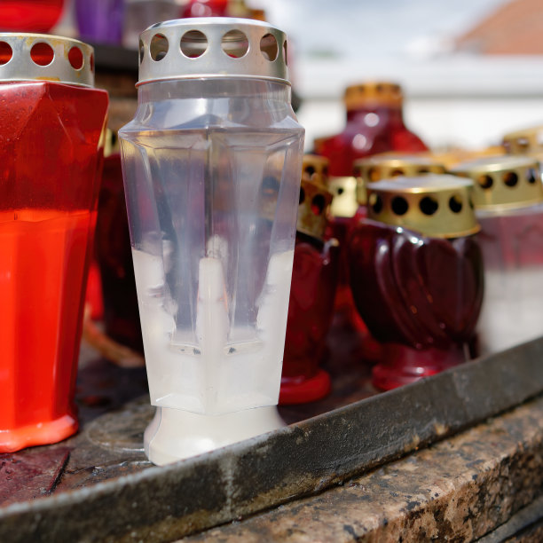 特写照片红白两色的纪念灯笼放在外面薄薄的一层图片下载