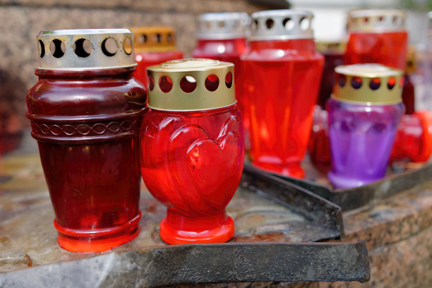 特写照片的红色纪念灯笼放在外面的一个薄图片下载