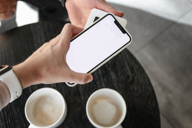 在餐厅或咖啡馆使用智能手机和移动终端付款图片下载