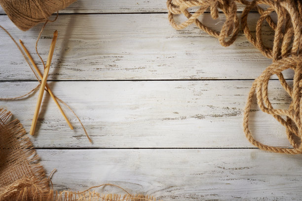 亚麻绳子和粗麻袋在木制背景顶视图图片下载