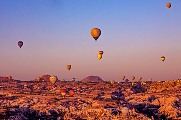 卡帕多西亚周围热气球的飞行，俯视图，水平图片下载