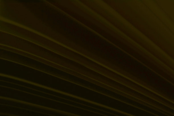 黑色背景与斜暗棕色重叠的纸张纹理。图片下载