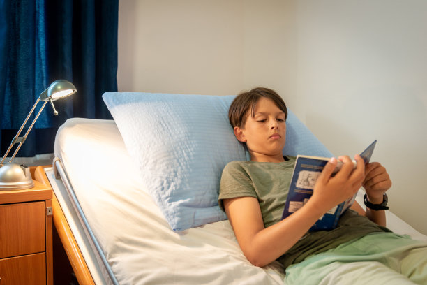 男孩正在看手机图片下载