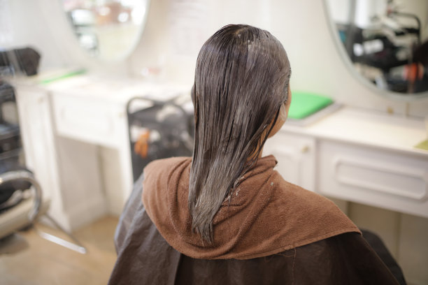 在美容院给头发涂药图片下载