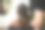 男理发师给女人的头发涂药图片下载