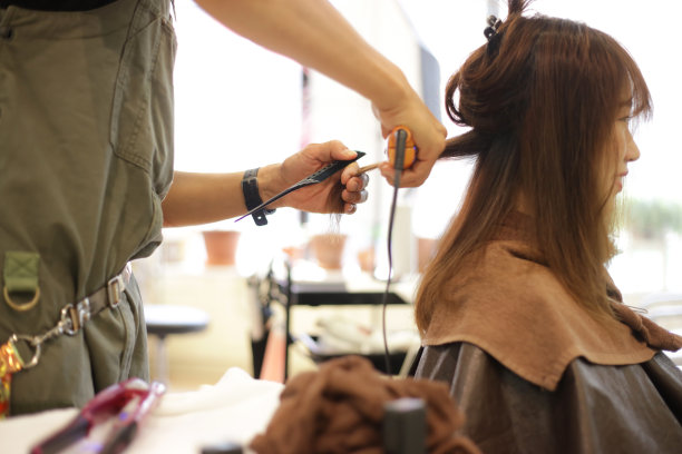 男理发师正在给女人烫头发图片下载