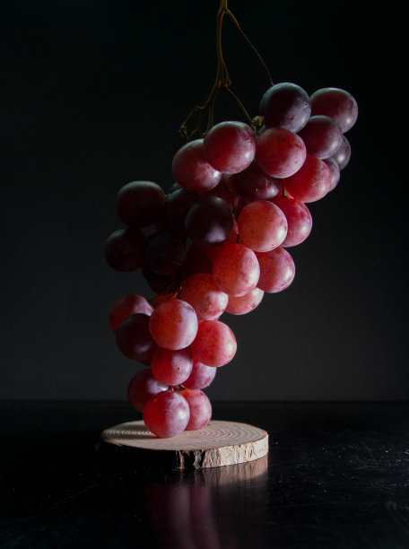 黑色背景上的一串葡萄。文本空间图片下载