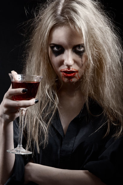 金发碧眼的女巫肖像图片下载