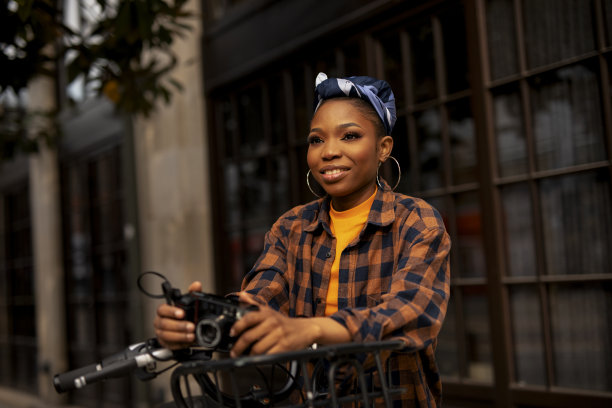 带着相机的迷人游客。图片下载