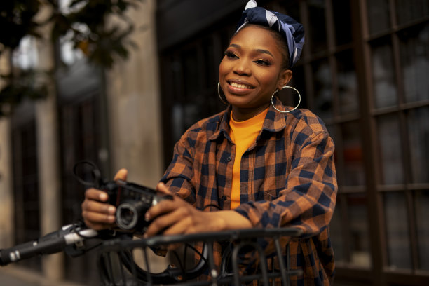 带着相机的迷人游客。图片下载