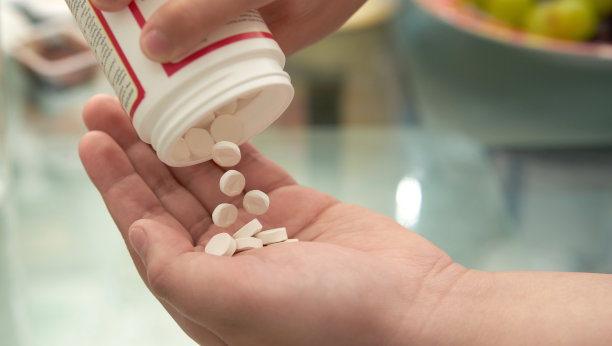 孩子把药片倒在手掌里图片下载