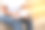 裁剪过的照片女人坐在户外的楼梯上写笔记。女性远程工作，成人高等教育，自由职业者。大学学习计划，学术教育课程图片下载