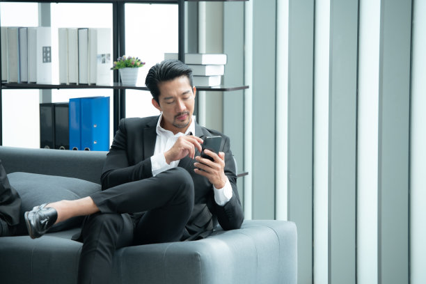 会议结束后到休息室休息一下。看电影，拍照，聊天图片下载