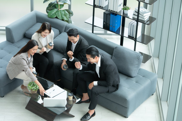 会议结束后到休息室休息一下。看电影，拍照，聊天图片下载