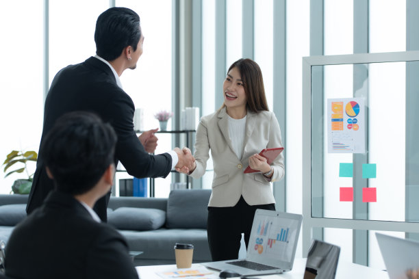 新一代企业家团队中的年轻亚裔女性新生。成功地完成了令人满意的项目图片下载