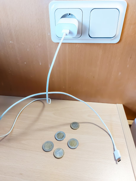 充电线插在插座上，下面是欧元硬币图片下载