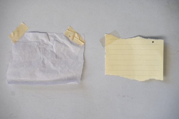 模型用的空白便利纸。用胶带粘在墙上的条纹纸图片下载