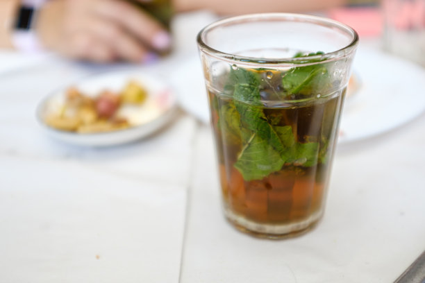 在一家小吃店的杯子里，绿茶的叶子还在图片下载