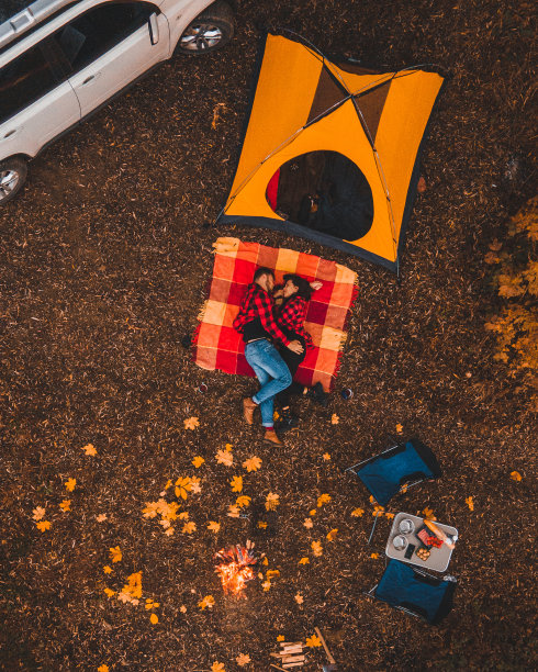 俯瞰秋季露营地点与帐篷，汽车吊床篝火图片下载