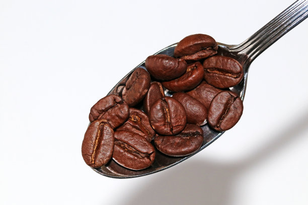 一茶匙烤咖啡豆图片下载