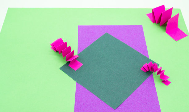 抽象背景在绿色，粉色和紫色的3D纸元素，z字形图案。作为广告产品的背景，复制空间图片下载