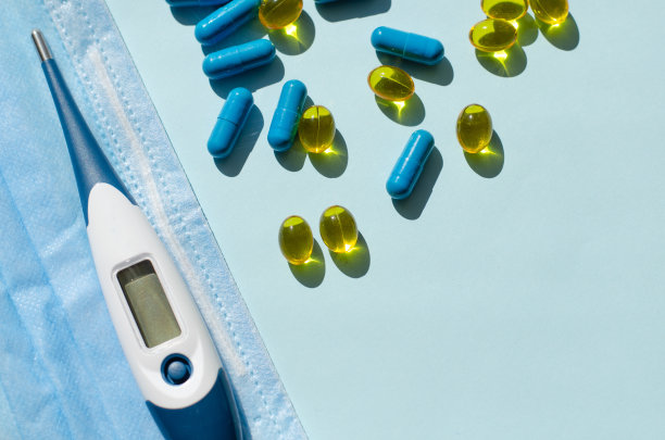 药胶囊和药片放在桌子上。对病人进行检查的医疗器械。温度计。医学的面具。医生治疗病人。大流行。医疗保健。抗生素。图片下载