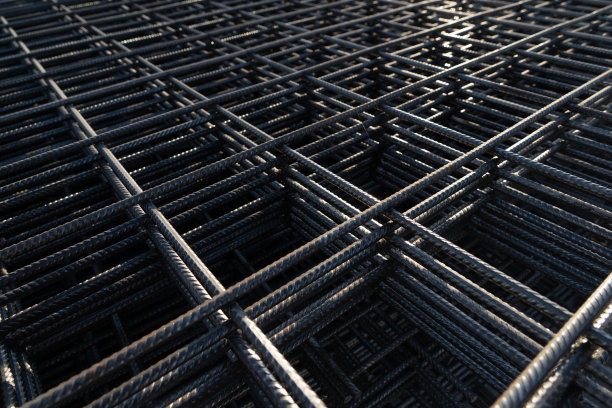 钢筋与钢丝结合，用作建筑基础设施。哪一部分的钢筋由于化学反应而生锈了。图片下载