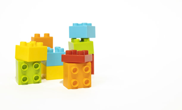 白色背景上的彩色塑料积木，儿童玩具，构造器。图片下载
