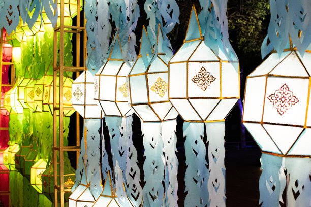 背景图片的彩色纸灯笼在夜间图片下载