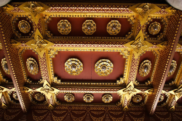 泰国曼谷一座寺庙的天花板艺术图片下载