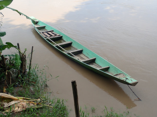 木船或船臼是一种由大木头制成的传统船只。这艘船被当地社区用作交通工具。图片下载