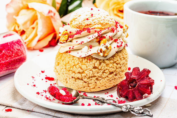 浪漫礼物的概念。法式舒饼，芙蓉茶，玫瑰花束，节日装饰图片下载