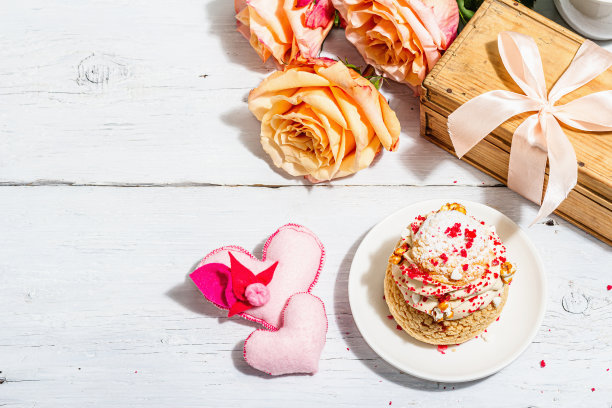 浪漫礼物的概念。法式舒饼，芙蓉茶，玫瑰花束，节日装饰图片下载